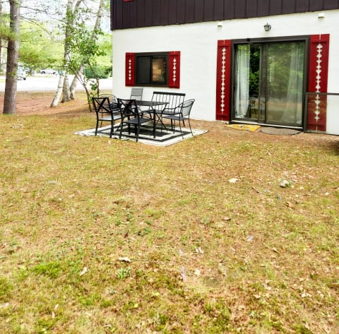 Enjoy the backyard to play or for eating outside.