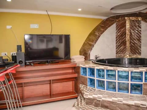 Two Bedroom Duplex Hot tub Security AC LLeras area