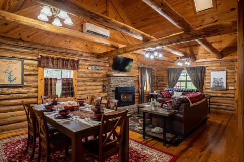 'Knotty Pines' Authentic Spacious Log Cabin