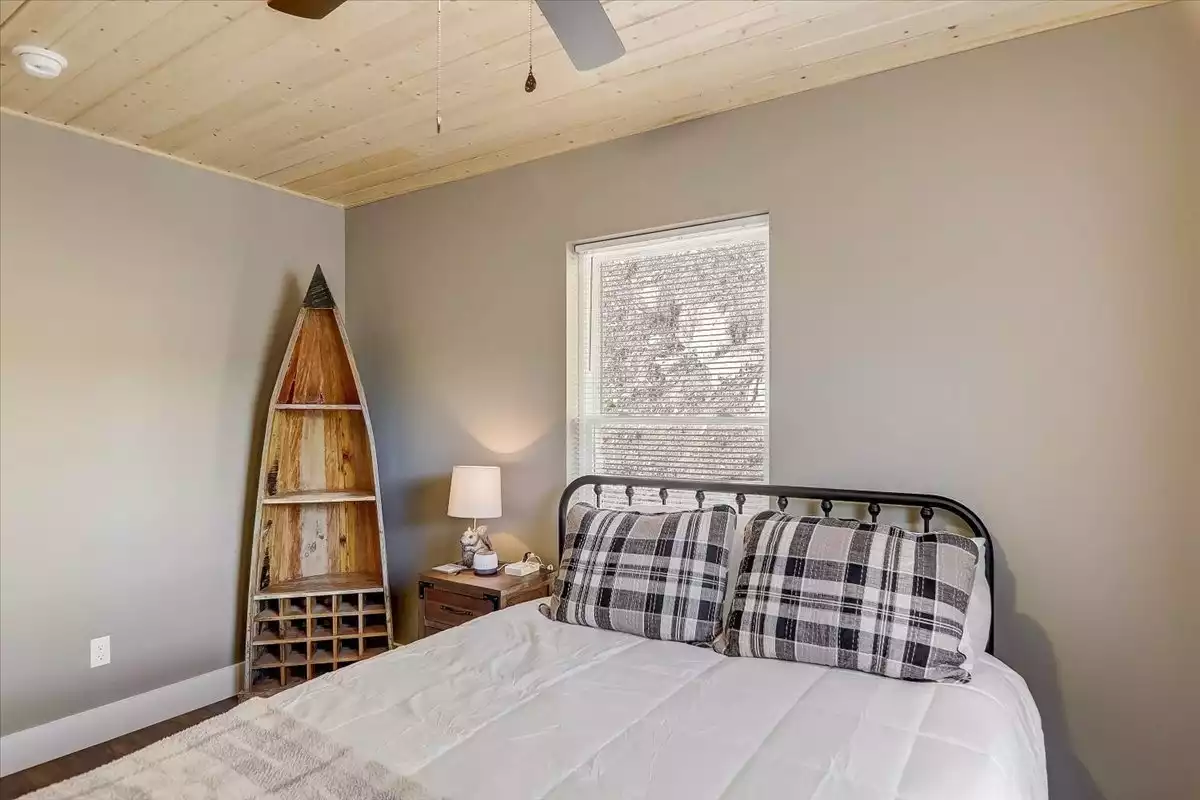 Secondary Bedroom with queen size memory foam bed. Secondary Bedroom with queen size memory foam bed. - Whee Retreat - Sylva