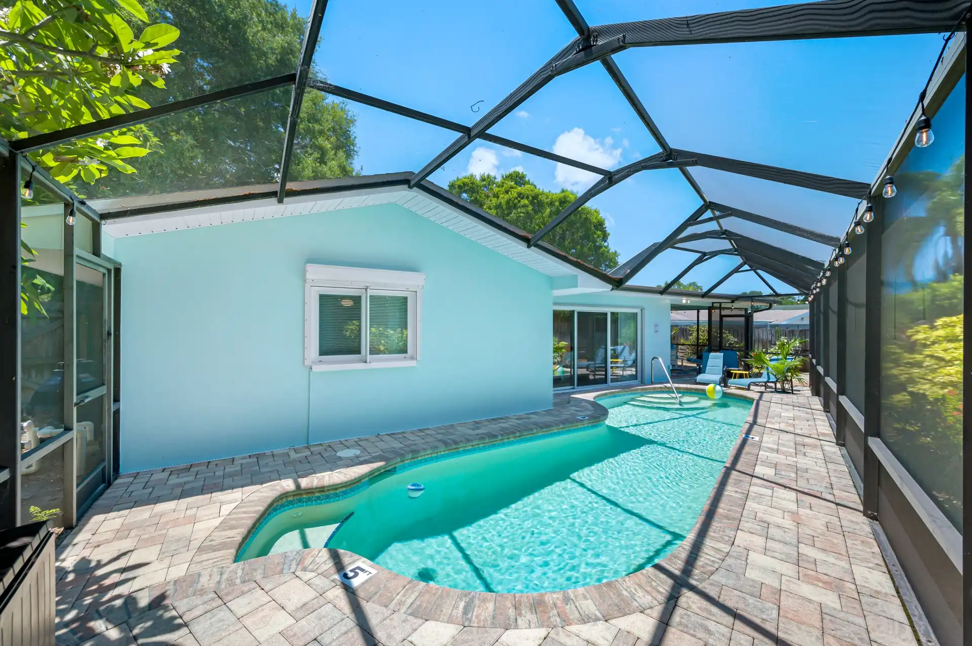 🌴Beautiful Pool Home! Beach in 6 min! Sleeps 8 🌴