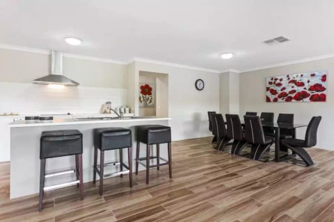 Bulla Hill - 6 Bdrm home near Melbourne Airport