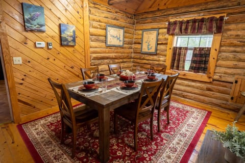 'Knotty Pines' Authentic Spacious Log Cabin