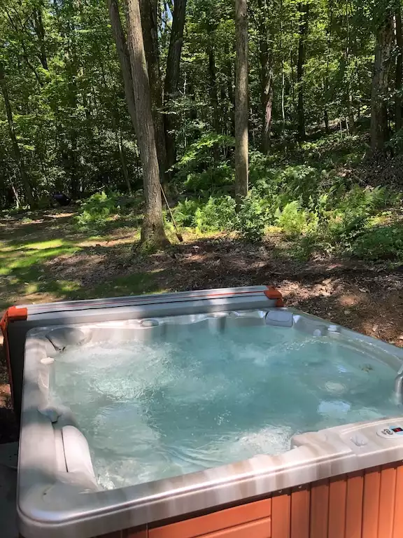 8 person hot tub perfect any time of year. - Turning Branch Trail House - Ringtown