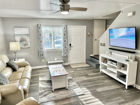 Living Room W/ Flat Screen TV