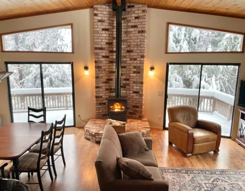 Our Hideaway Chalet - AC, deck, fireplace WIFI!