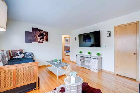 Chicago  2Br Condo - Downtown Access