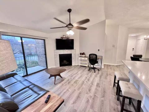 The Kenwood Condo - Renovated 2 Bed/2 Bath