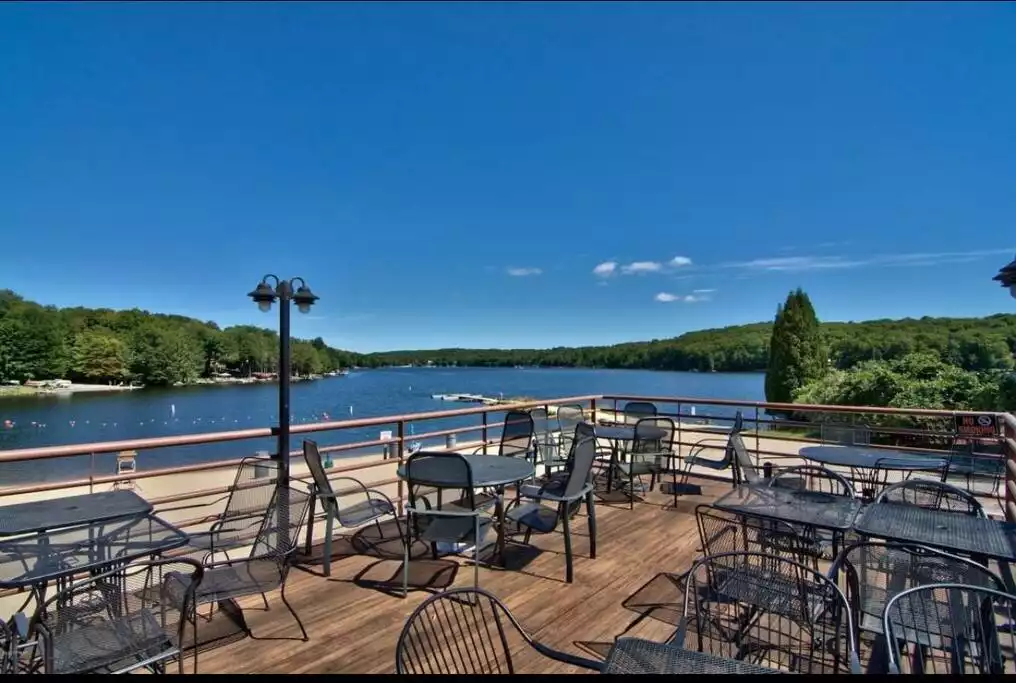 Lark Lodge - Poconos chalet near lake, pool, ski - Lake Ariel