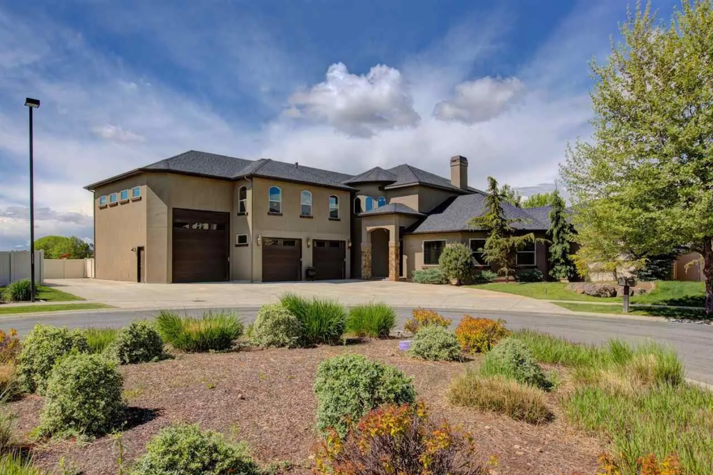 entertainment-castle!-large-group-and-company-functions-hot-tub/