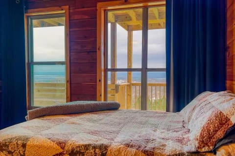 The Mountain Crest Cabin