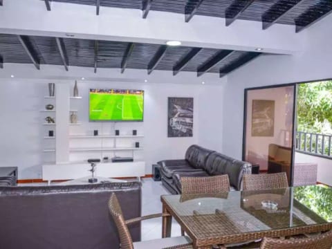 6 Bedroom Apartment AC hot tub