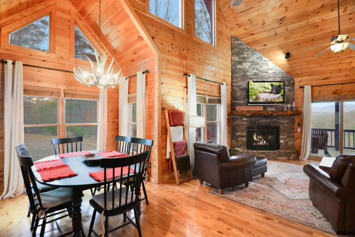 Open concept living, dining and kitchen Open concept living, dining and kitchen - Luna's Mountain Lodge - Mineral Bluff