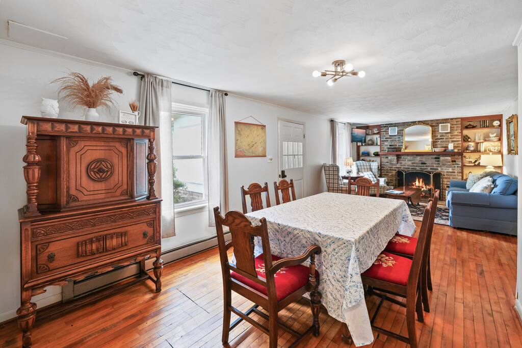 Dining Room - The Owl's Nest Cottage - Loudoun County