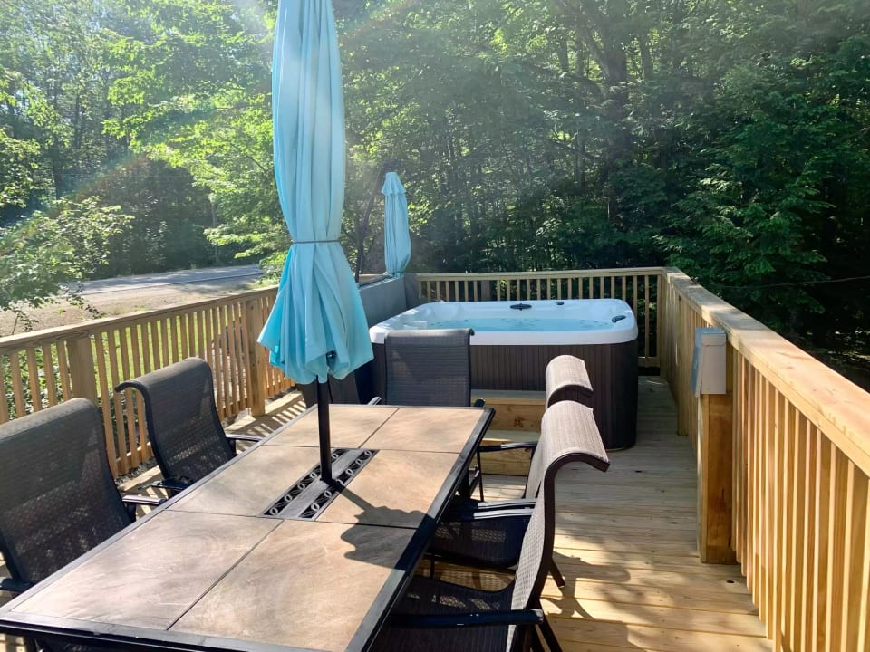Great Outdoor Space and 7 person hot tub