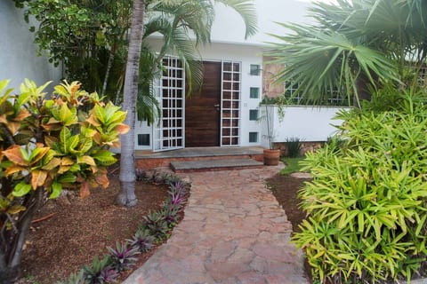 Casa Centro de Cancún, alberca y entrada privadas.