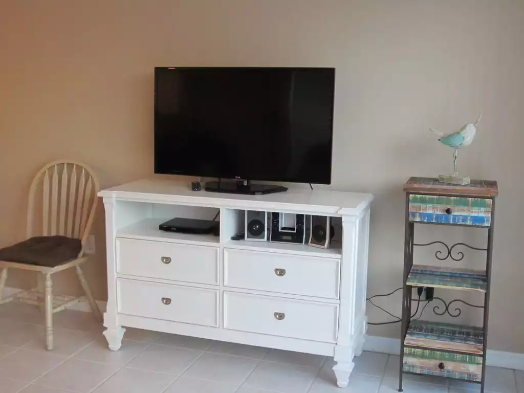 42' flat screen with DVD player - Sand Isle I - Indian Rocks Beach