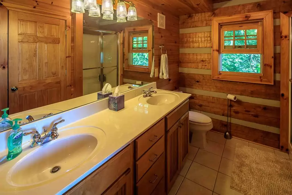 Master bath - Whistling Winds Awenasa - Blowing Rock