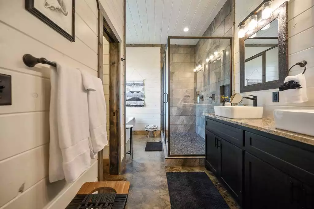 Enjoy the fluffy towels in the downstairs master en suite bathroom which has dual shower heads, large soaking tub and dual vanities! Complimentary shampoo, conditioner, and bath wash is provided! - Modern, 4/3.5, hot tub, mountain/sunset views - 242 Timbuktu Trail