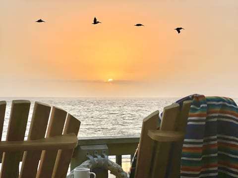 New Beach Home*Dramatic Sunrises*Sleeps 12