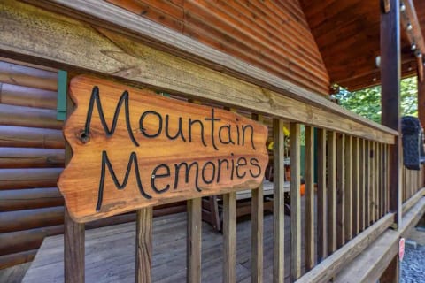 Pigeon Forge ! Seasonal Pool  3 bed 3 bath ! View