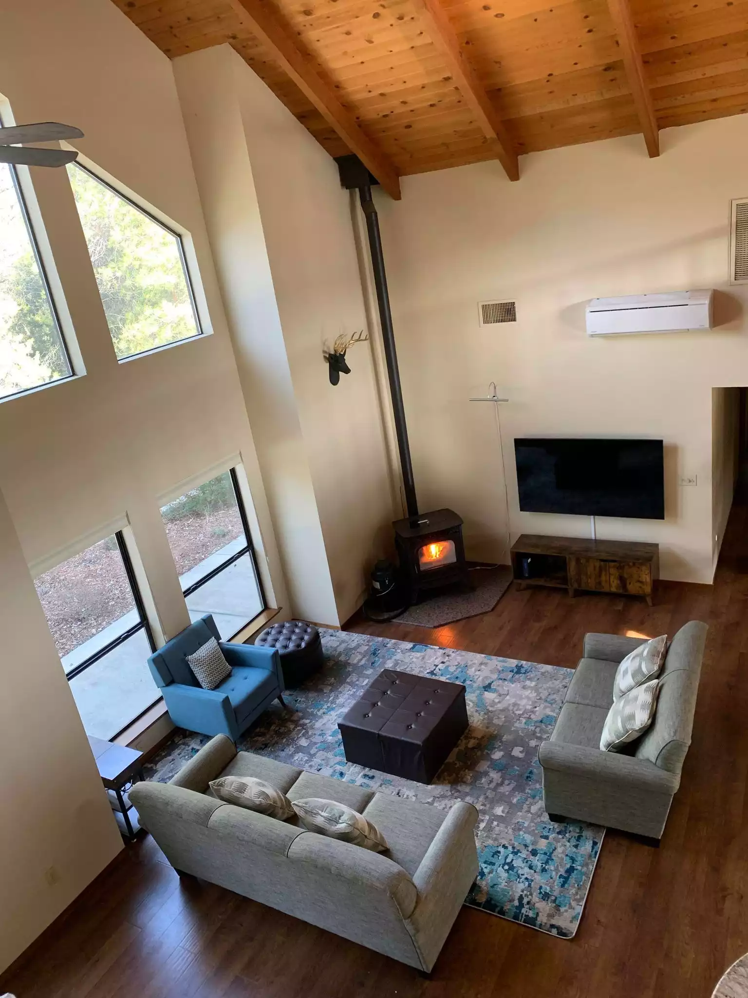 Cozy living room - Yosemite Riverside Retreat-beach w/ river access - Oakhurst