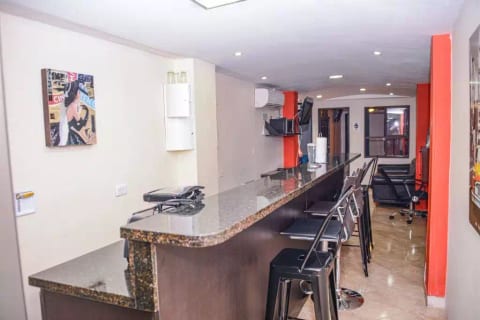 3 Bedroom Combo 2 Hot tubs 2 Blocks Lleras.  AC
