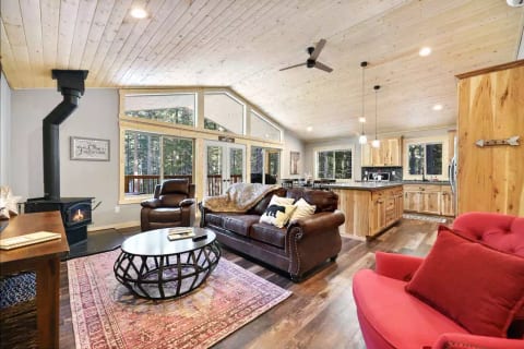 New Listing!! Kirby's Cabin on the Lake