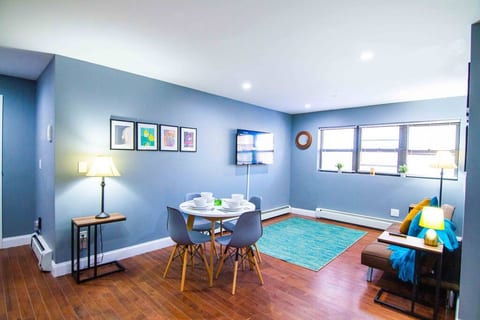 Spacious 3BR - 5mins to Trains