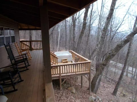 Lookout Mountain Treehouse Cabin with Hot Tub 