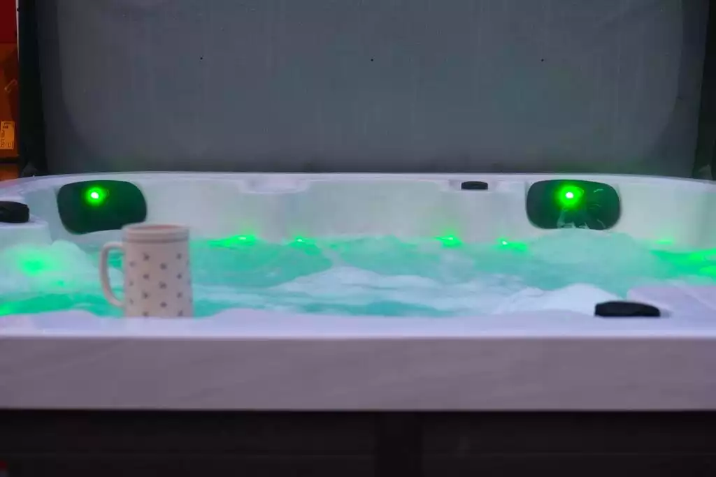 Have fun with a lightshow in the hot tub Have fun with a lightshow in the hot tub - Private Getaway With Hottub, GamesRoom & Woodstove - Roxbury