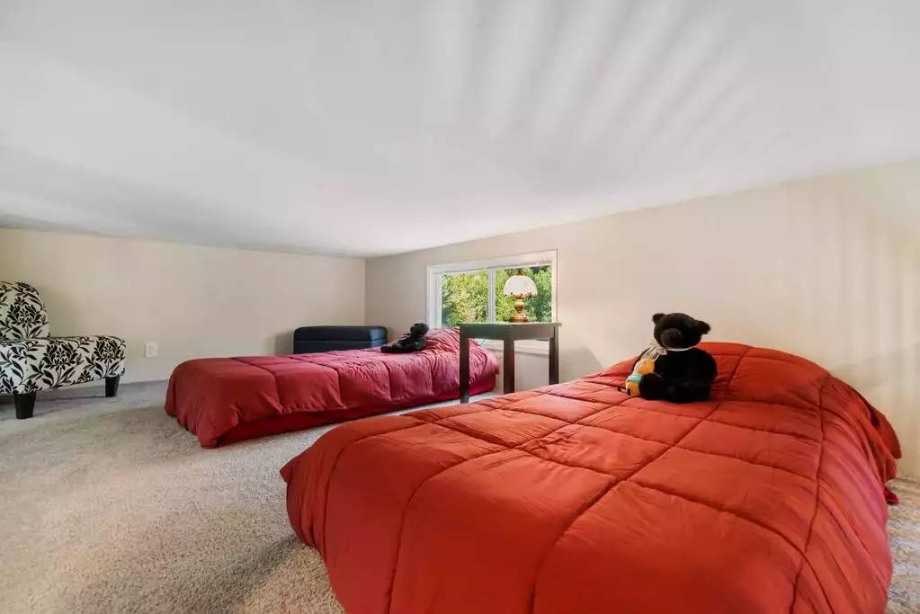 Upstairs loft has two twins, a second tv, and children games. Ceilings are 4’ in the loft. Upstairs loft has two twins, a second tv, and children games. Ceilings are 4’ in the loft. - Goldilock's Cabin - Ashford