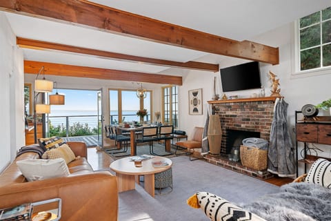Cozy leather sofa, heated blankets, premium wifi and an appealing decor make this a great spot to hang.