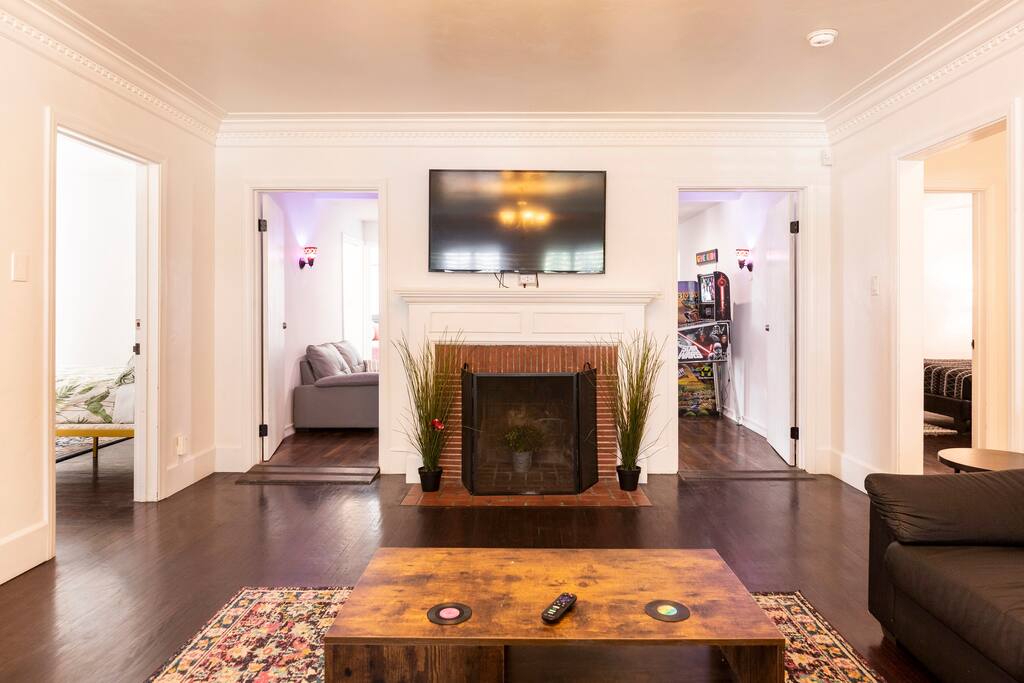 420 Friendly Huge Family Room with 55" Roku 4k HDTV. Ample seating. Ikea Sofa Bed. Giant Chill Sack. - 420 Friendly Stay LA with Game Room By Sofi & LAX! - Los Angeles County