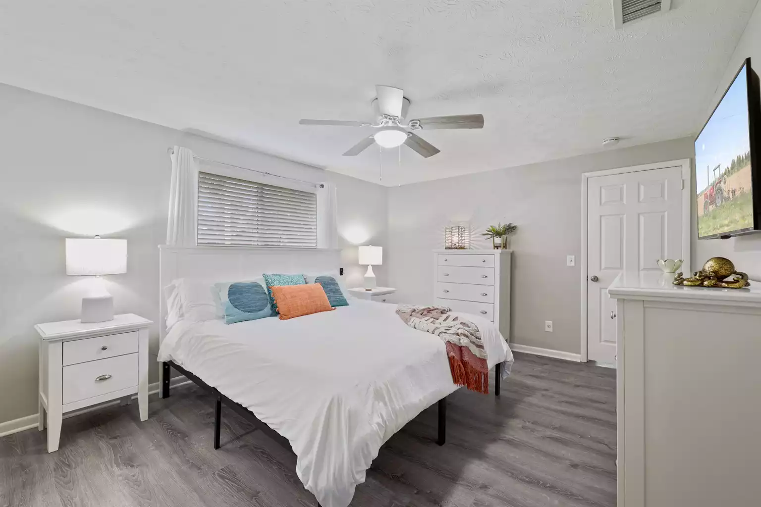 Primary Bedroom: king bed and smart TV - Osprey's Rest: Heated Pool 1mi to Mayo 5mins to Beach - Jacksonville