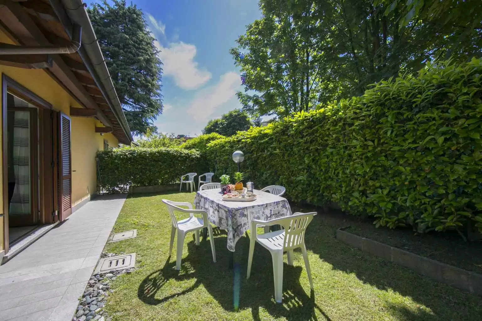 Dining set for a breakfast in the open air - Le Betulle Garden in Laveno - Laveno-Mombello