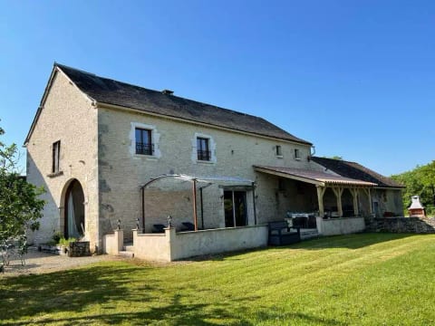 Main house - exclusive use of pool and jacuzzi. You can book the cottage/studio if you wish or they remain empty during your stay.