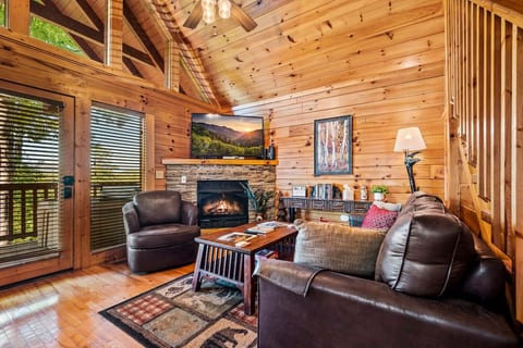 Mountain View Cabin Hot Tub Near Downtown