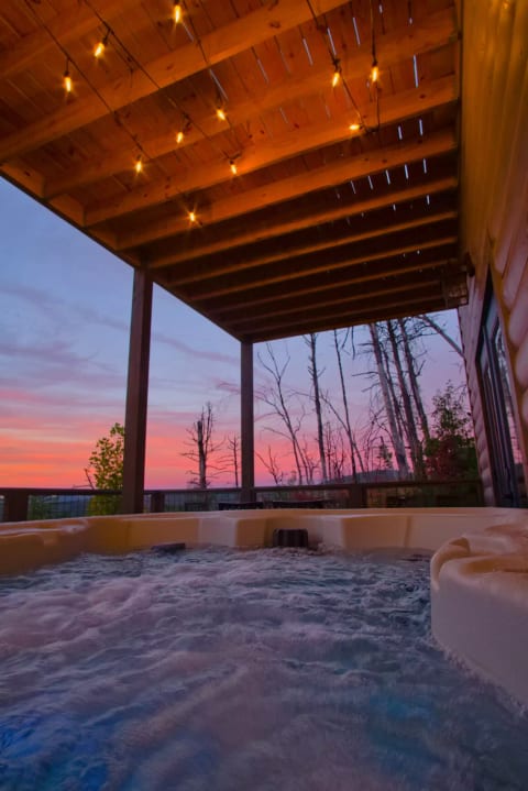 Luxury Cabin, Mtn Views, Theater, Game Room, 4BR