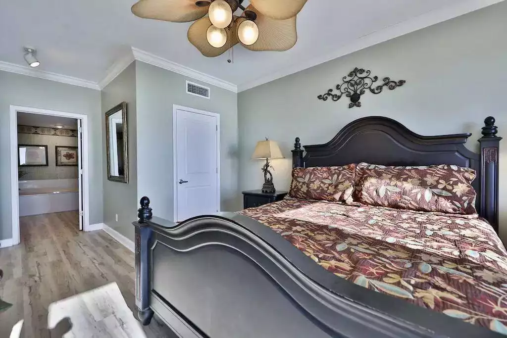 Bedroom 1 - large, gulf-front bedroom with private bathroom and flat-screen tv with cable - Relax on the beach! Fast elevator! Grandview East! - Panama City Beach