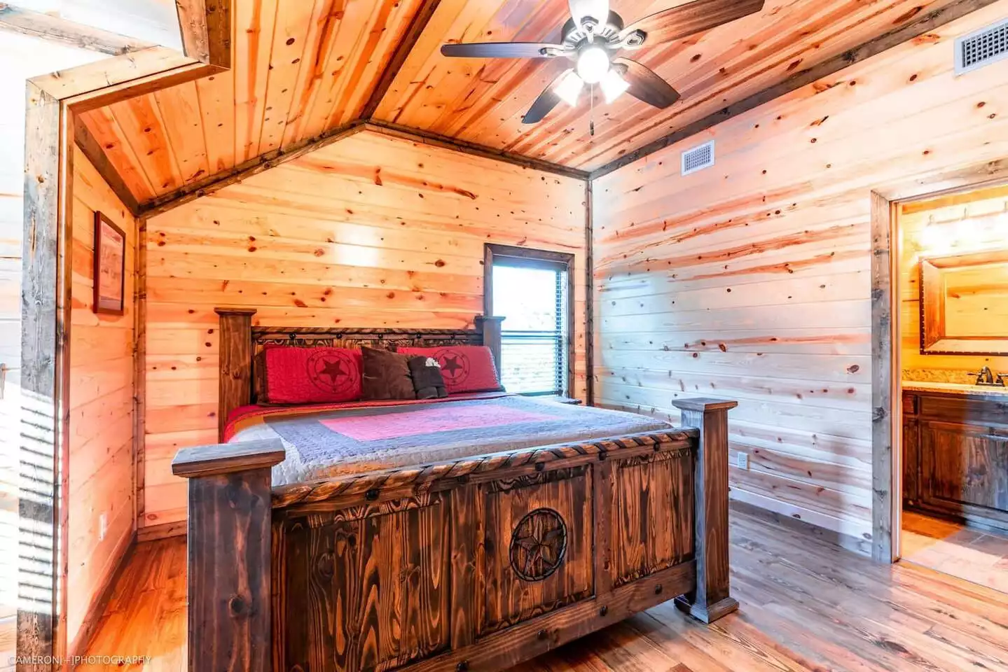 Upper Level - Bedroom 4 with ensuite bath, closet and TV Upper Level - Bedroom 4 with ensuite bath, closet and TV - Iron Horse Lodge - Broken Bow