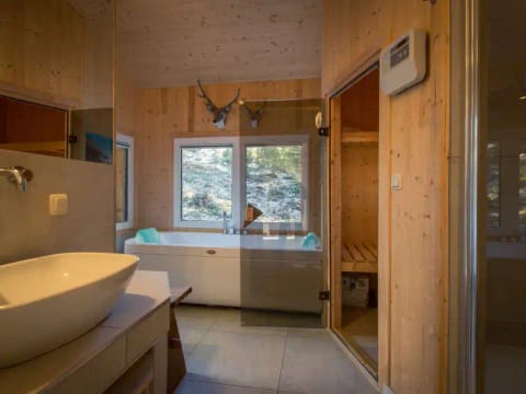 #42 mit Sauna und Sprudelbad innen