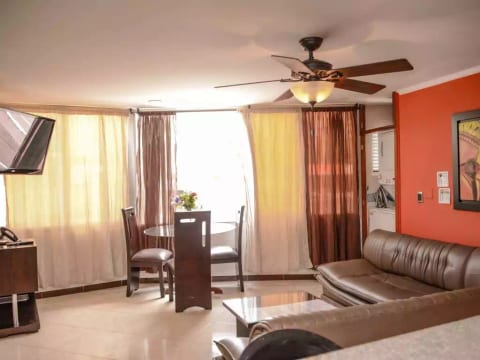 Two Bedroom AC Hot Tub Living Room Security Wifi