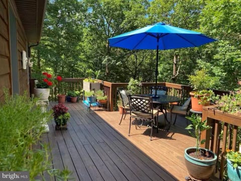 NEW! Mountain cabin - firepit, pergola, & sunroom