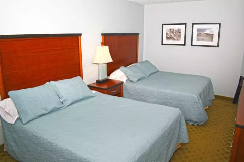2 queen beds in bedroom