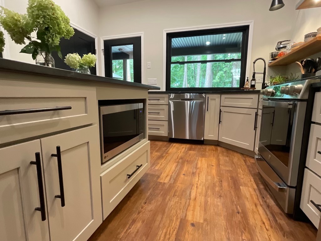 Under counter microwave and filtered water at kitchen sink - Off The Chart Stays - Stevensville