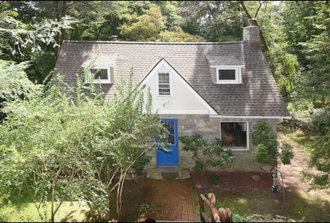 Exclusive 2 Bedroom House, Large Discreet Backyard