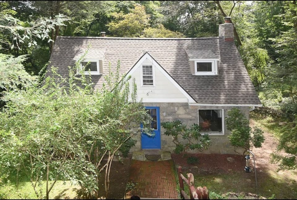 Exclusive 2 Bedroom House, Large Discreet Backyard - Putnam Valley
