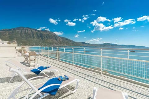 This penthouse definitively has one of the best terraces over the Messinian bay