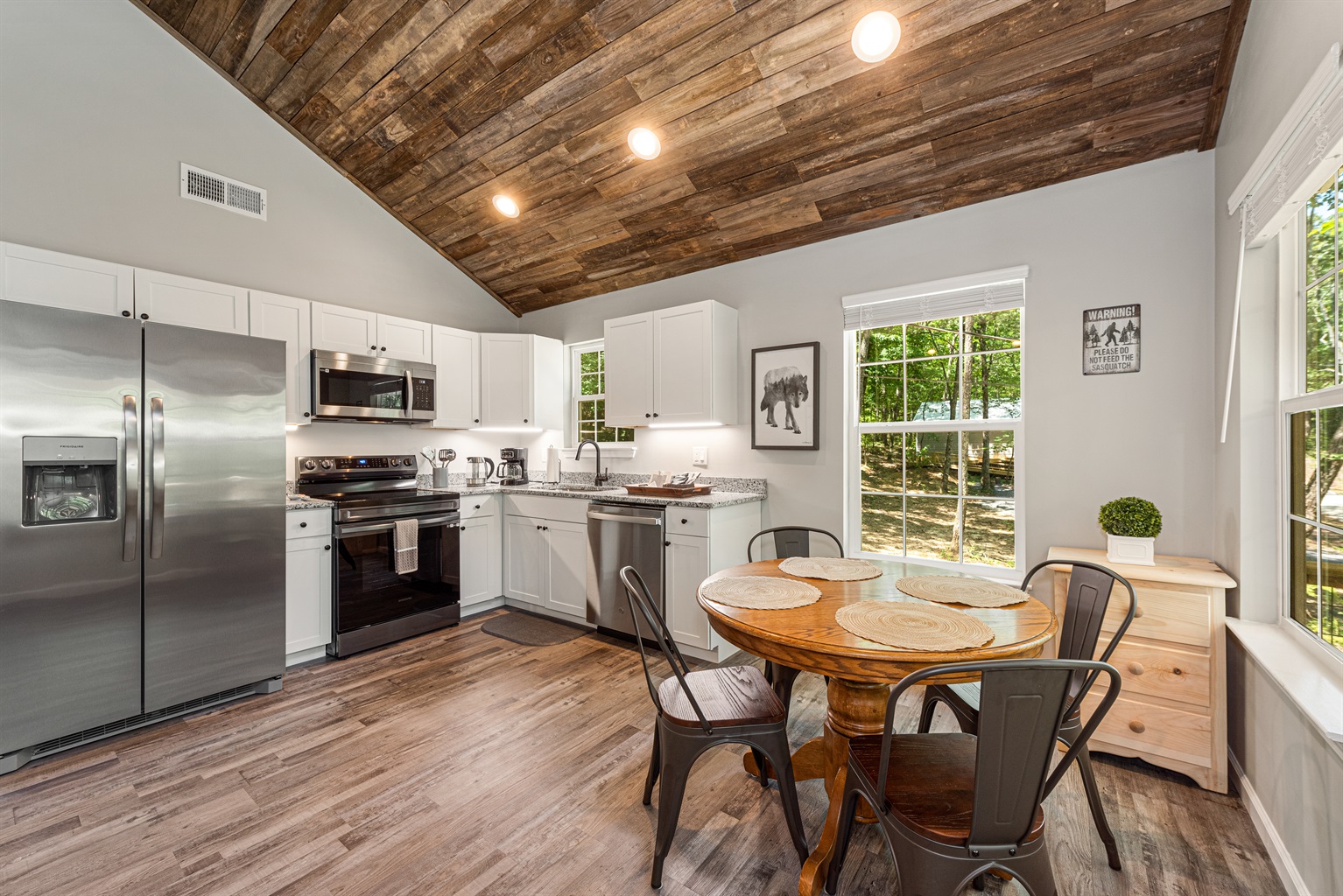 Well-equipped kitchen and dining area - Coyote Cabin - Fort Payne